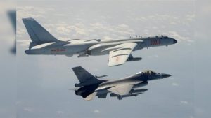 Un-avion-caza-F-16-696x463-1-1