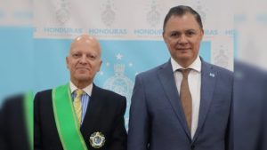 condecoracion-embajdor-Chile-696x441-1