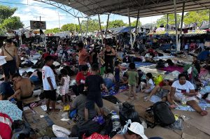 Caravana migrante realiza una vigilia en el sur de México para pedir por su avance