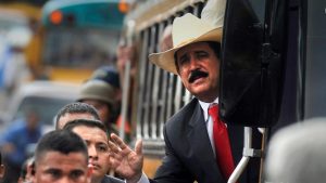 Mel-Zelaya-bus-cuarta-urna