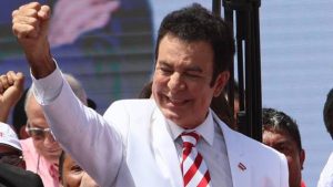 Salvador Nasralla puño liberal