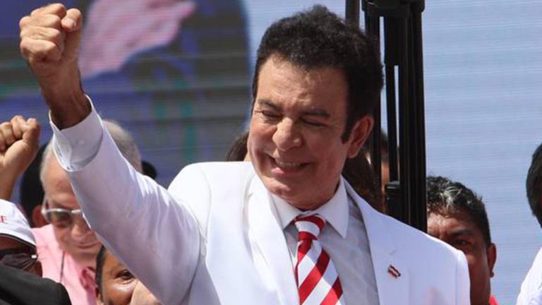 Salvador Nasralla puño liberal