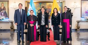Presidenta-hondurena-recibe-las-cartas-credenciales-del-nuncio-apostolico-de-la-Santa-Sede-1