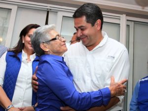 Juan-Orlando-Hernandez-y-su-madre-Dona-Elvira