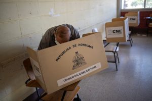 6537-Anciano-votando