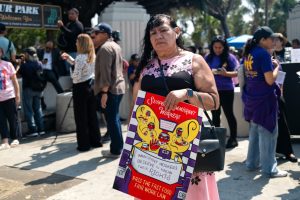 "Aquí estamos y no nos vamos, el mensaje de resistencia de latinos en Los Ángeles a Trump