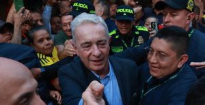 Alvaro-Uribe_LaTribuna