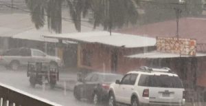 Fuertes-lluvias-provocan-inundaciones-y-vientos-huracanados-en-San-Pedro-Sula (1)