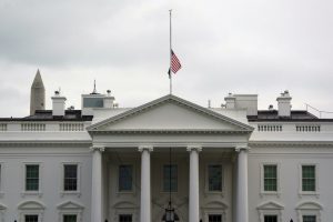 Trump ordena ondear a media asta las banderas del país por el asesinato de Charlie Kirk