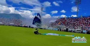 Momento-exacto-del-accidente-del-paracaidista-en-el-Estadio-Nacional
