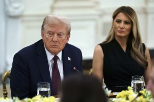 Trump advierte a Venezuela que derribará sus cazas si ponen a militares de EEUU en peligro