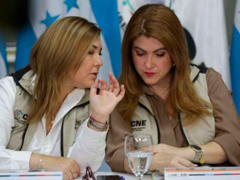 11Cossette-Lopez-y-Ana-Paola-Hall-1