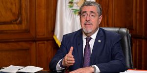 AI__PRESIDENTE-BERNARDO-AREVALO-BRINDA-MENSAJE-A-LA-NACION-POR-SEGURO-OBLIGATORIO-PARA-VEHICULOS-0002-1140x570