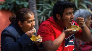 1https___s3.amazonaws.com_arc-wordpress-client-uploads_infobae-wp_wp-content_uploads_2019_06_02210514_tamal-alimentaciB3n-precaria