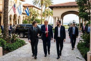 Trump-chama-aliados-para-resort-de-luxo-na-Florida-lanca-o-Escudo-das-Americas-com-Milei-e-Bukele