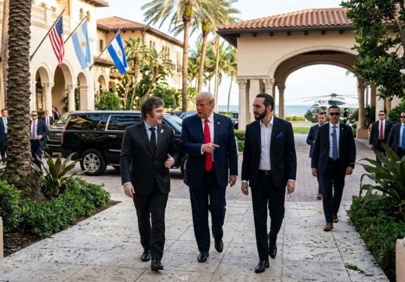 Trump-chama-aliados-para-resort-de-luxo-na-Florida-lanca-o-Escudo-das-Americas-com-Milei-e-Bukele