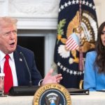 imagen-presidente-estados-unidos-donald-trump-hablando-junto-secretaria-departamento-seguridad-nacional-kristi-noem_69