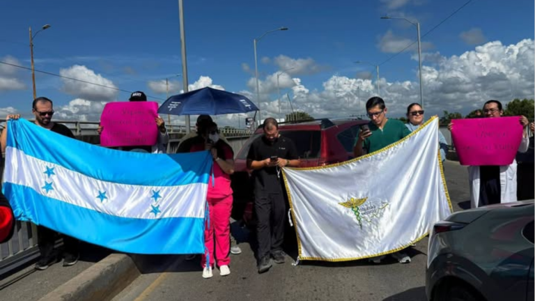 Ahora lo mismo con esta información, titular, tres párrafos y párrafo resumen, todo periodístico informativo Médicos y personal de salud se toman el puente La Democracia en El Progreso, Yoro. Exig