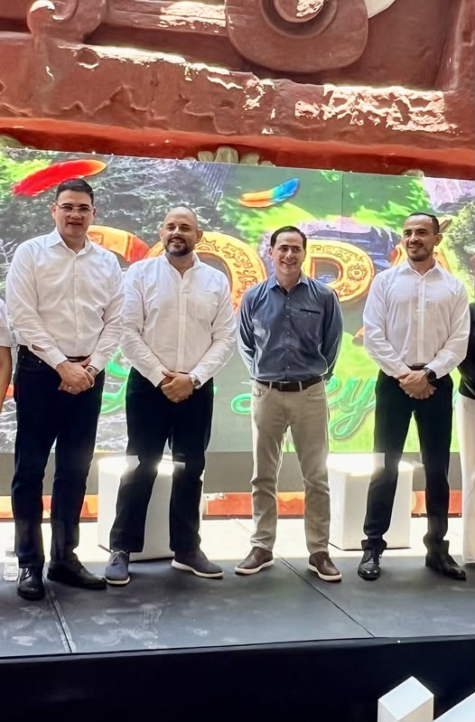 De izquierda a derecha

 Carlos Giron, Vicepresidente de Imagen y Reputación Institucional
Banco Atlántida

 Andrés Ehrler, Ministro de Turismo

 Ricardo Morales, productor de la película

 Lee  Reyes Marín, Gerente del Instituto Hondureño de Antropología e
Historia