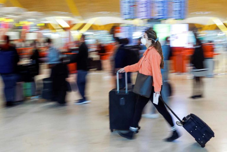 Viajeros en el aeropuerto Madrid-Barajas Adolfo Suárez